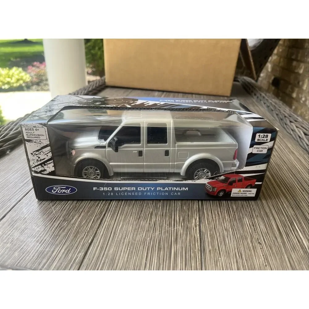 Ford F-350 Super Duty Platinum 1 : 28 Licensed Friction Car Silver
